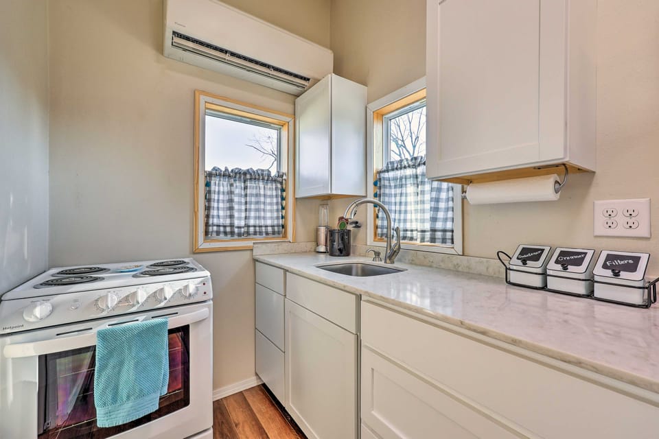1 Mi to Dtwn Rogers: Convenient Getaway w/ Patio House in Rogers