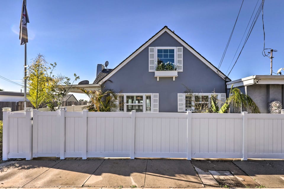 Walk to Ventura Beach: Comfy Home w/ Ocean Views House in Ventura