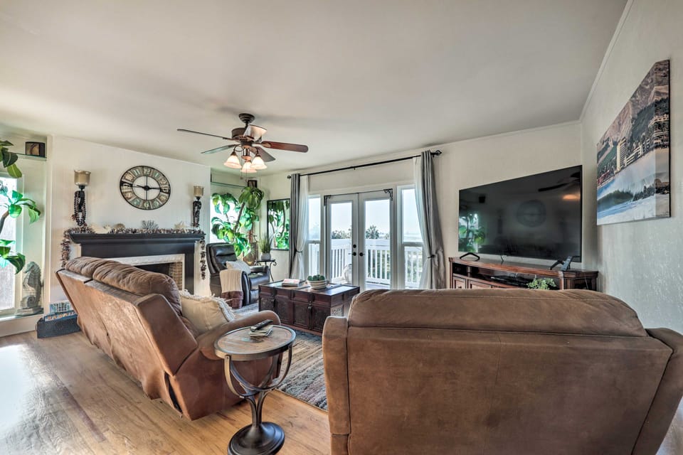 Walk to Ventura Beach: Comfy Home w/ Ocean Views House in Ventura