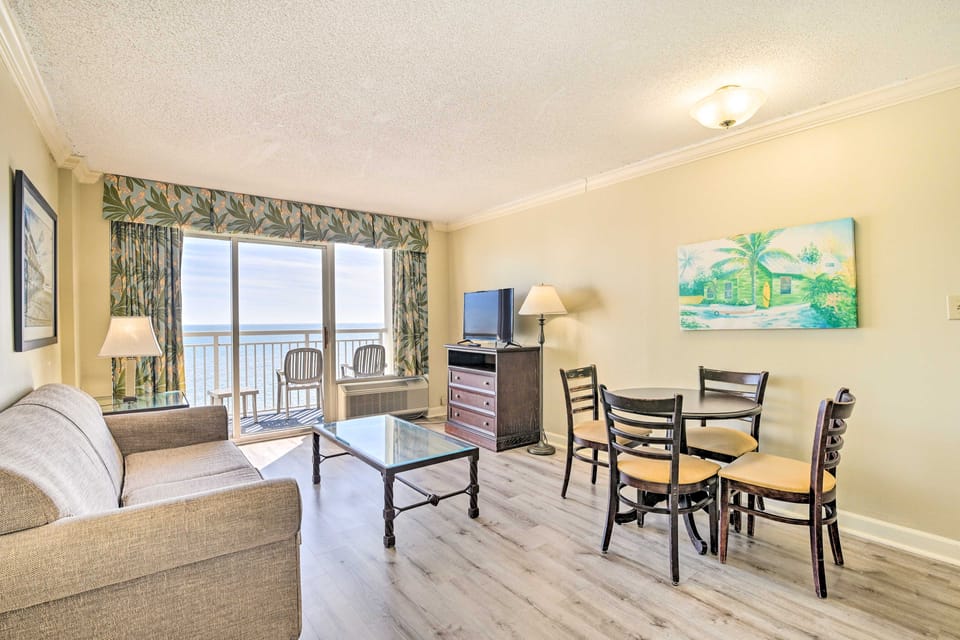 Oceanfront Myrtle Beach Condo w/ Balcony! Apartment in Myrtle Beach