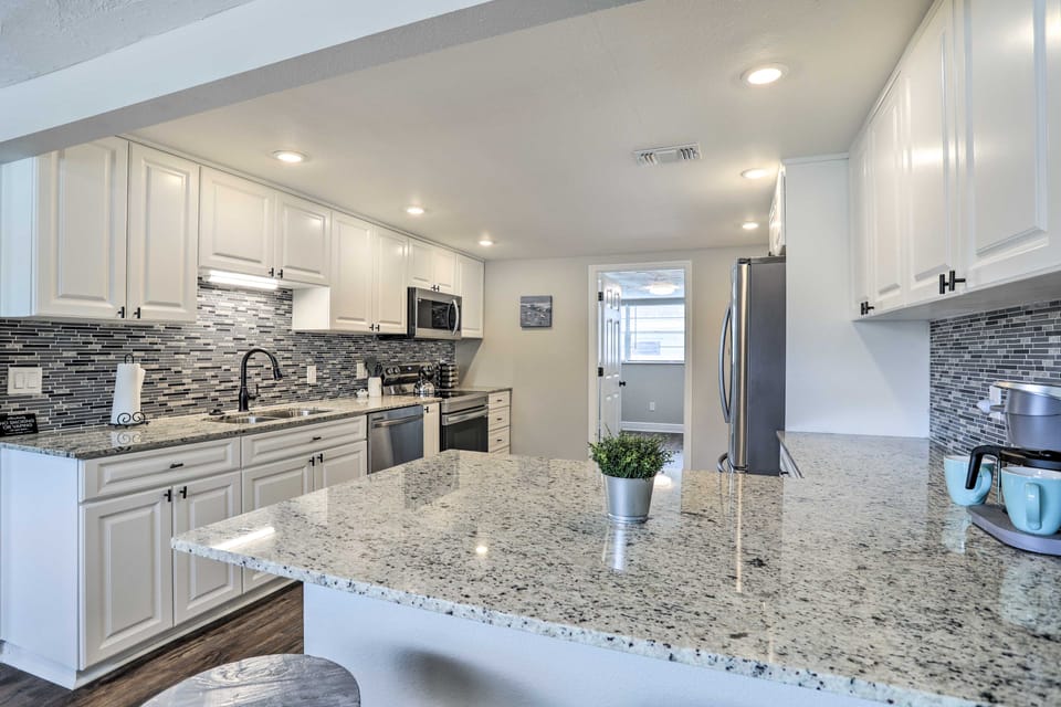 Pet-Friendly Gulfport Home < 2 Mi to Beach House in Gulfport