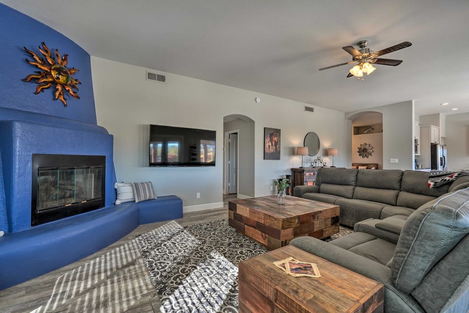 Hot Tub, Game Room! North Phoenix Desert Gem House in New River