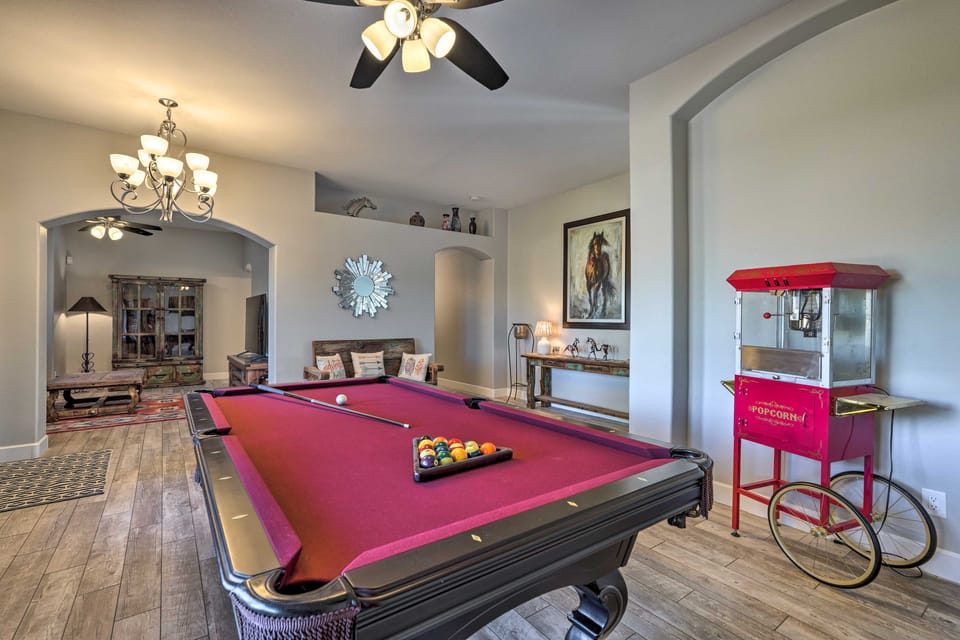 Hot Tub, Game Room! North Phoenix Desert Gem House in New River