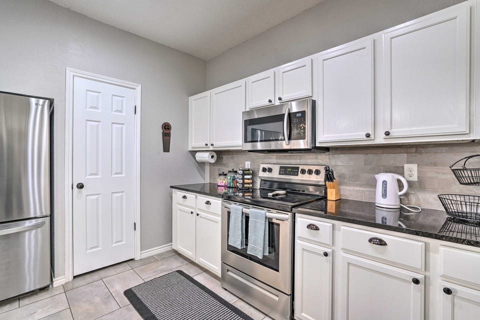 Peaceful Atascosa Home w/ Balcony & Deck! House in San Antonio