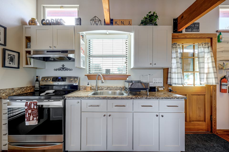 Pet-Friendly Fredericksburg Cabin w/ Hot Tub! House in Texas