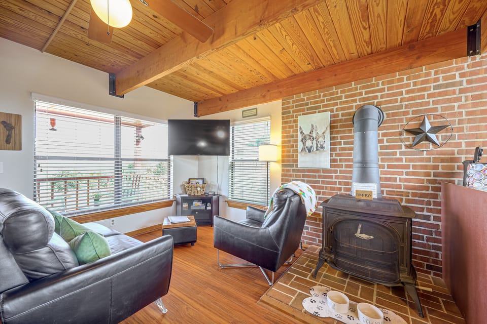 Pet-Friendly Fredericksburg Cabin w/ Hot Tub! House in Texas