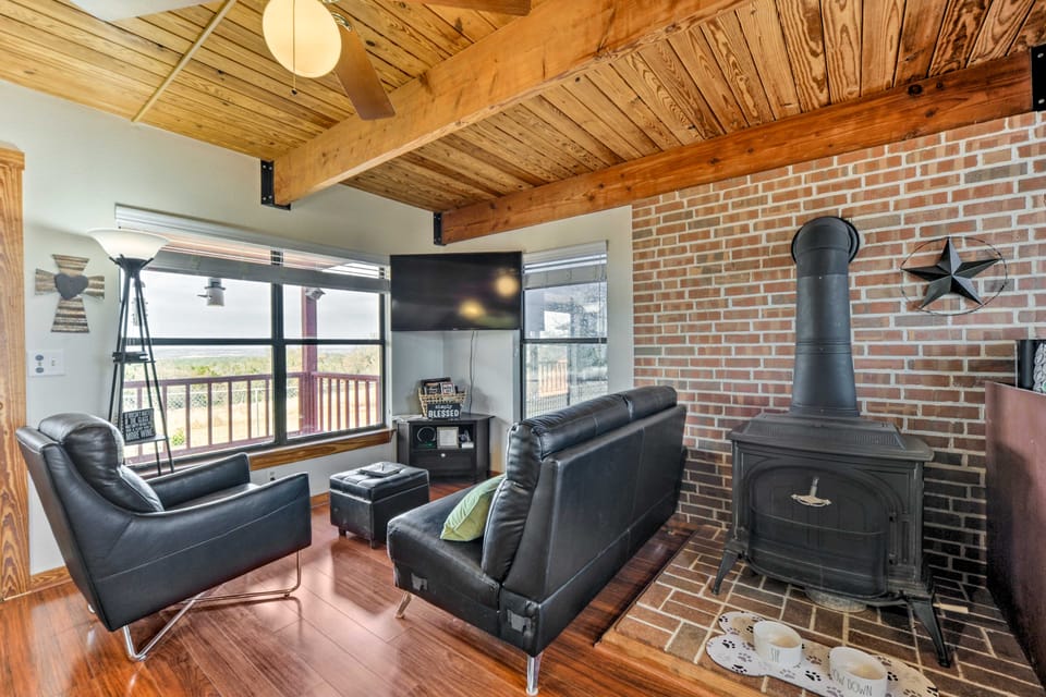 Pet-Friendly Fredericksburg Cabin w/ Hot Tub! House in Rio Grande