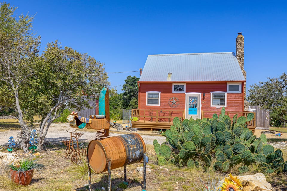 Pet-Friendly Fredericksburg Cabin w/ Hot Tub! House in Texas
