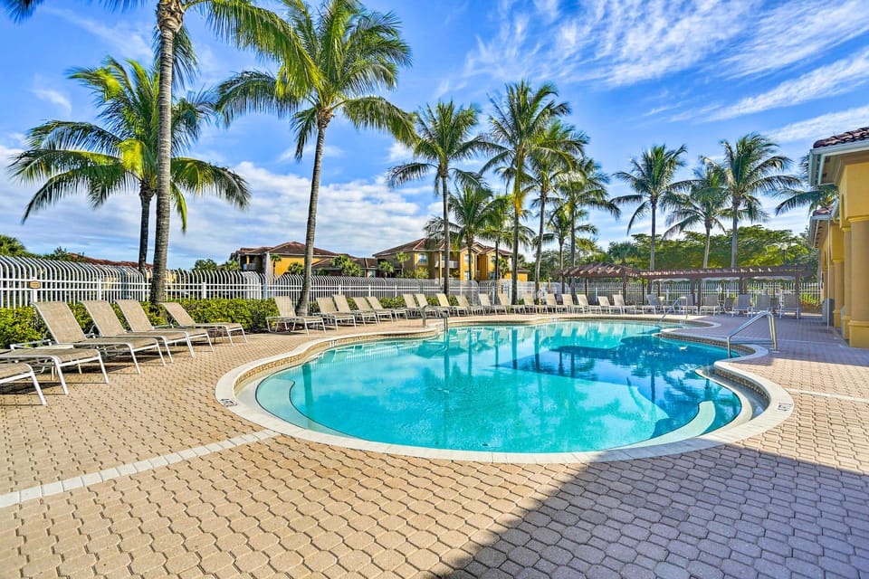 Work, Swim + Play in Ft Myers: Resort Condo Stay! Apartment in Iona