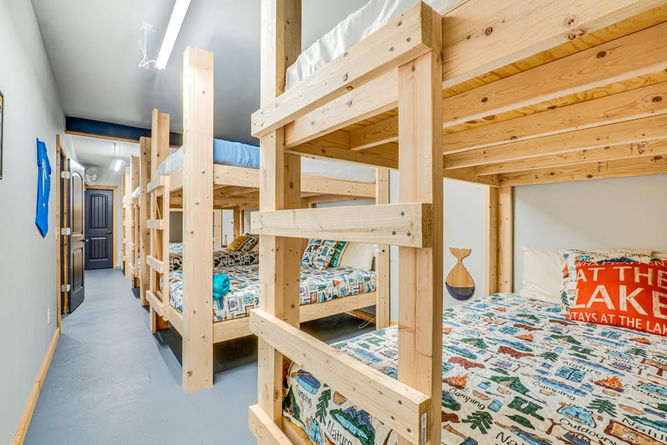 Private Shore Access & Games: Lakefront Getaway! House in Beaver Lake