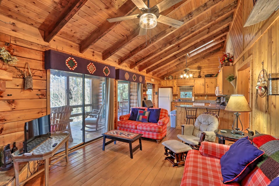 Hot Tub & Deck! High Country Cabin Near Blue Ridge House in Mineral Bluff