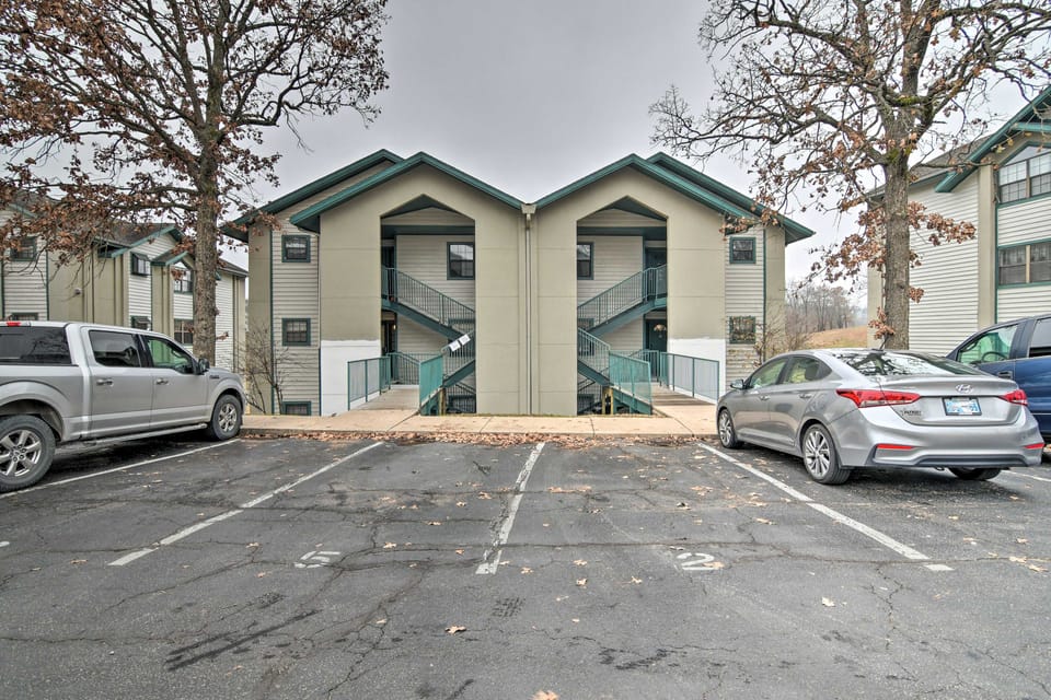 Branson Getaway ~ 7 Mi to Silver Dollar City! Apartment in Branson