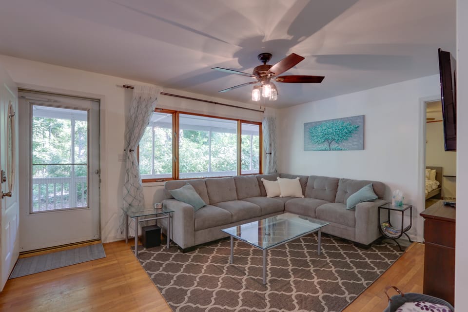 Harpers Ferry Cabin - Walk to Private Lake! House in Shenandoah Valley