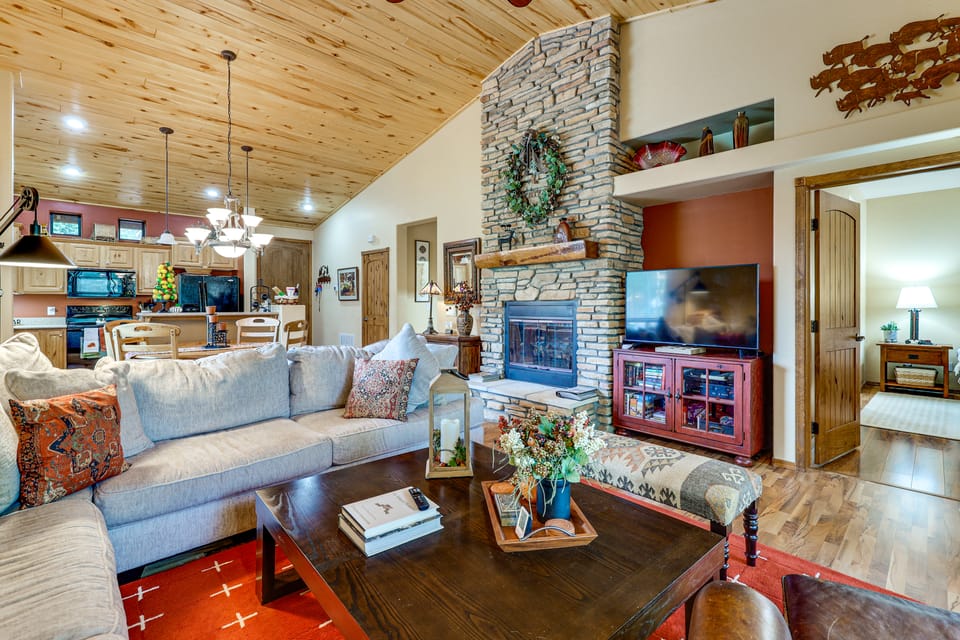 Top-Rated Torreon Community! Deck & Forest Views! Apartment in Show Low