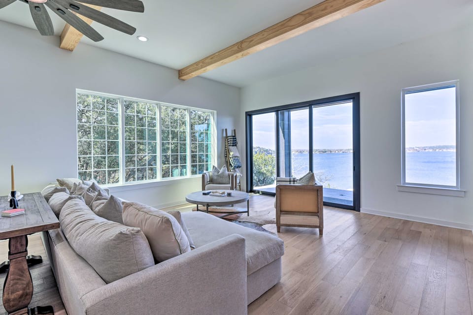 Luxury Lake Granbury Cliffside Home w/ Deck! House in Granbury