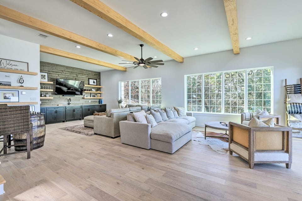 Luxury Lake Granbury Cliffside Home w/ Deck! House in Granbury