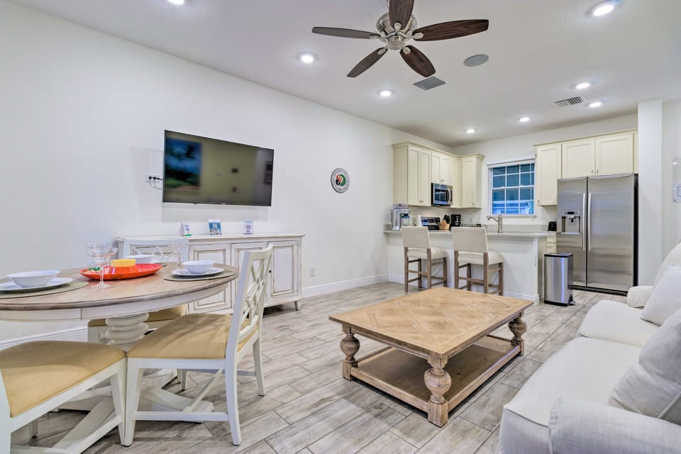 Tropical Cottage w/ Hot Tub Near Disney! House in Bay Lake