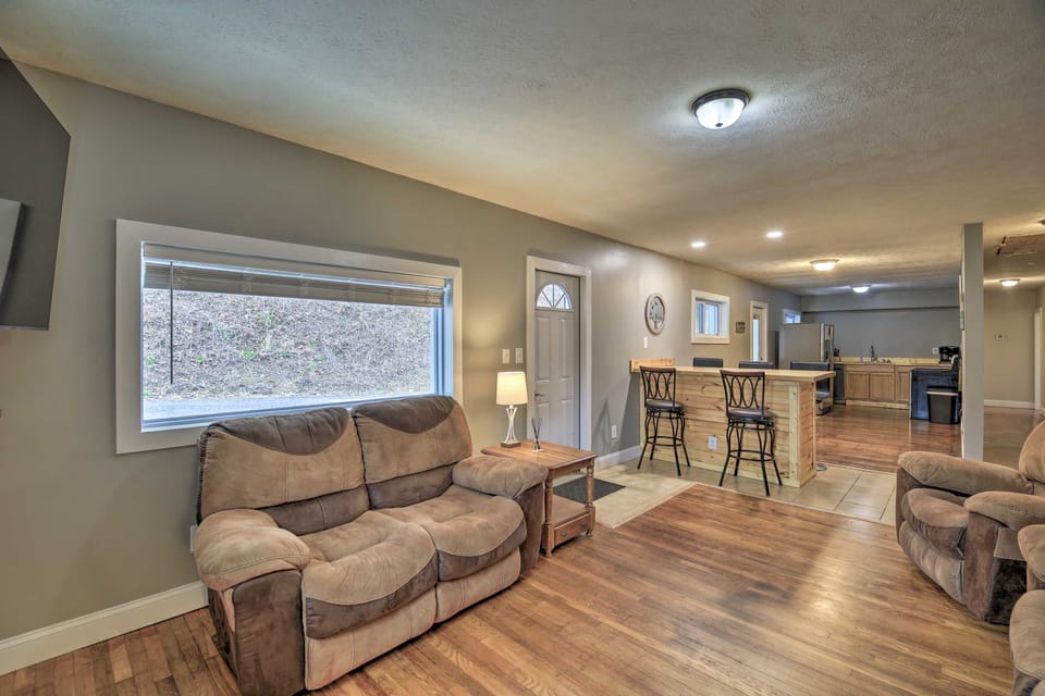 Mullens Cabin w/ Gas Grill & Mountain Views! House in West Virginia