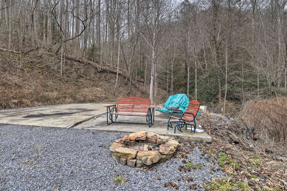 Mullens Cabin w/ Gas Grill & Mountain Views! House in West Virginia