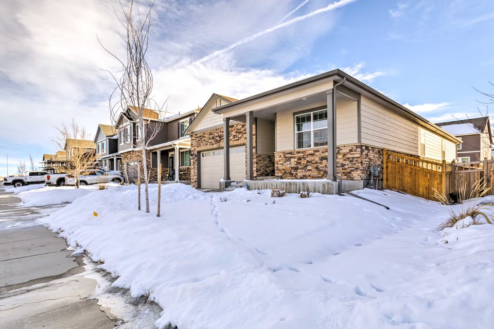 10 Mi to DIA: Spacious Aurora House w/ Yard! House in Commerce City