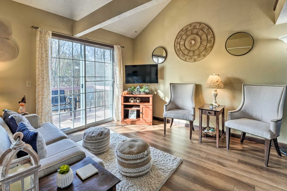 3 Mi to Branson Strip: Cozy Getaway w/ Balcony Apartment in Branson