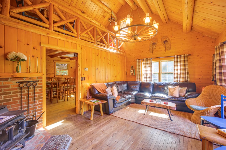 Andover Cabin Retreat w/ Hot Tub & Fireplace! House in Andover