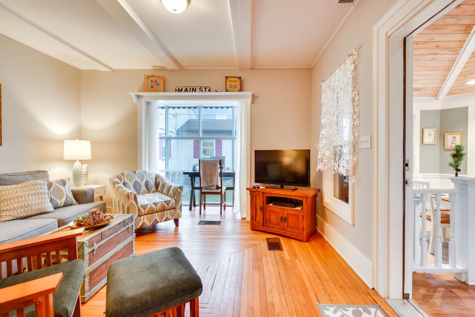 Historic Bemus Point Studio w/ Porch: Walk to Lake Apartment in Bemus Point