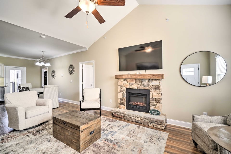 Chic Townsend Condo w/ Saltwater Pool! Apartment in Sevier County