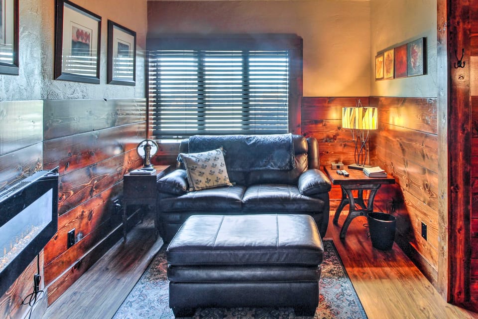 Peace & Quiet on Alpaca Farm! Paola Studio Apartment in Ozark Mountains