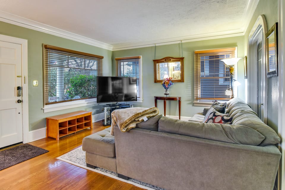 Walk to Williams District: Home w/ Hot Tub & Patio House in Portland