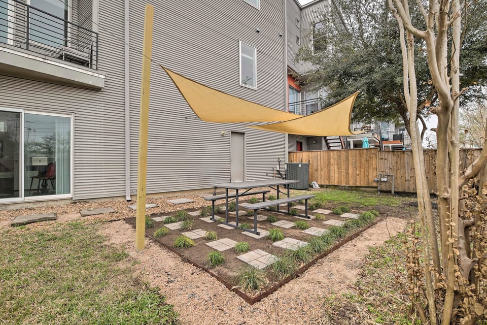 Downtown Houston Townhome w/ Balcony + Yard! Apartment in Harris County