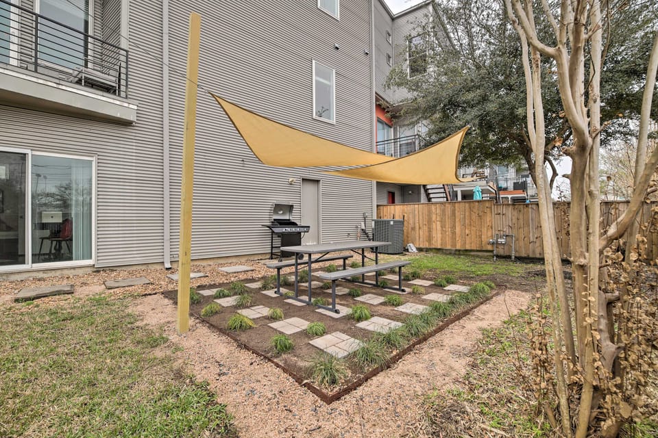 Downtown Houston Townhome w/ Balcony + Yard! Apartment in Houston