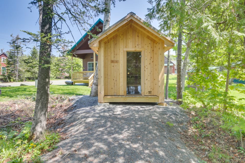 8 Mi to Saddleback Ski Area: Cabin w/ Fire Pit House in Rangeley Lake