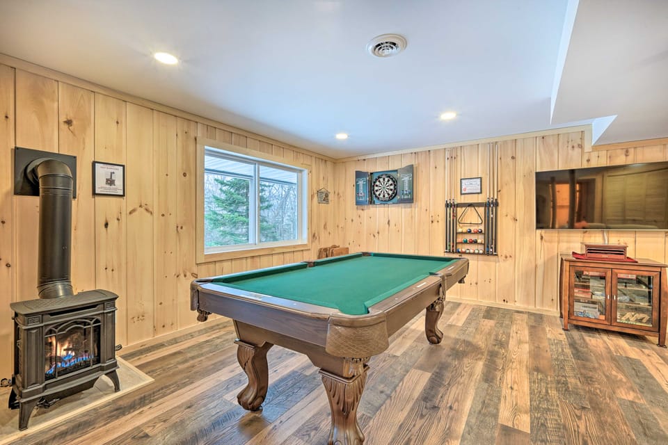 Relaxing Home Mins from Mt Snow, Hiking, & Lakes House in Dover