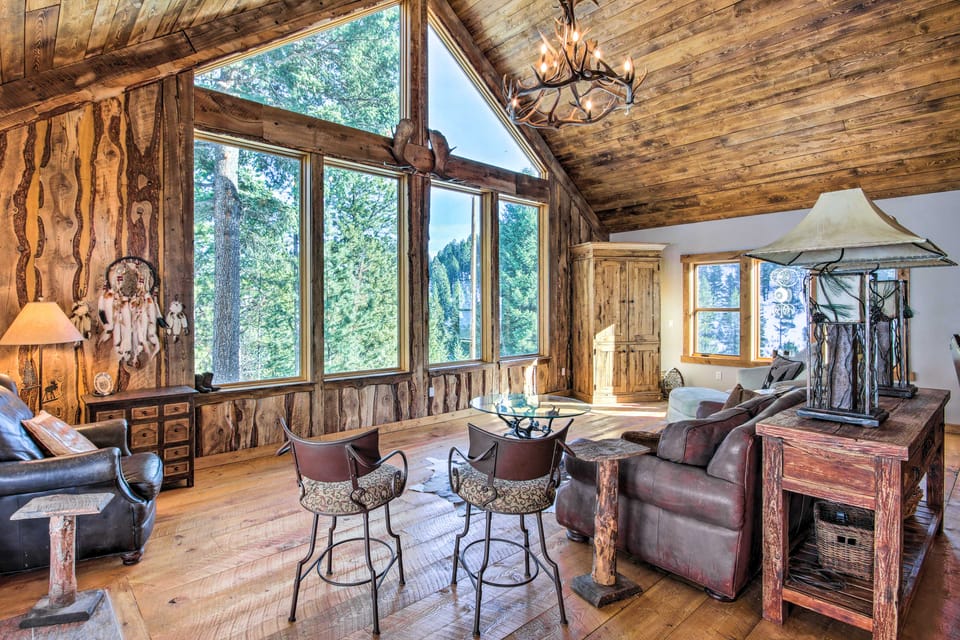 Bozeman Cabin: Deck w/ Jacuzzi & Gas Grill! House in Montana