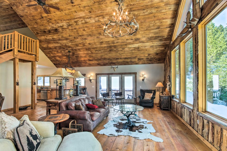 Bozeman Cabin: Deck w/ Jacuzzi & Gas Grill! House in Montana