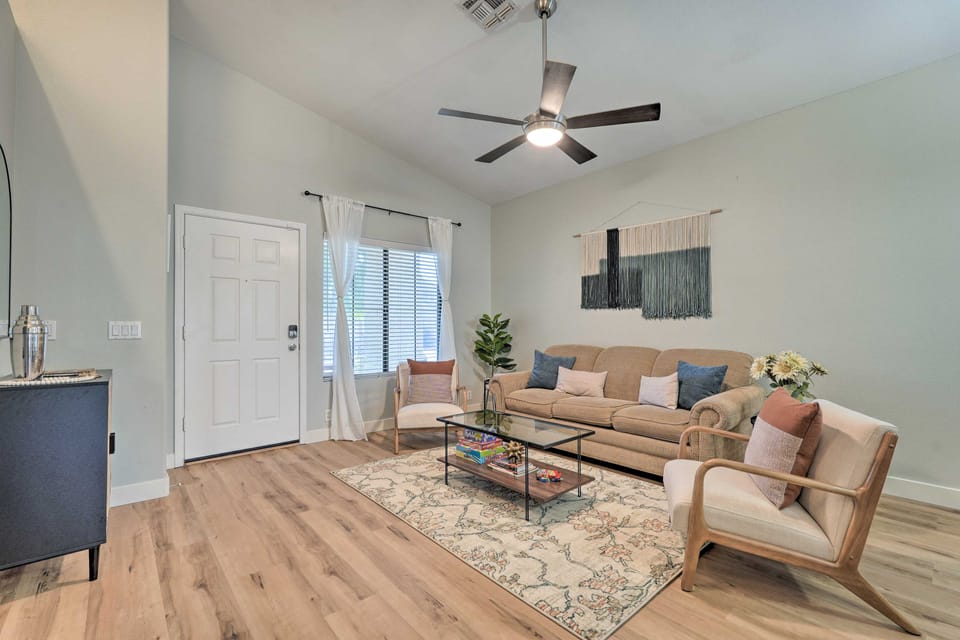 Sunlit Peoria Gem w/ Yard: Hike, Golf & Explore! House in Glendale