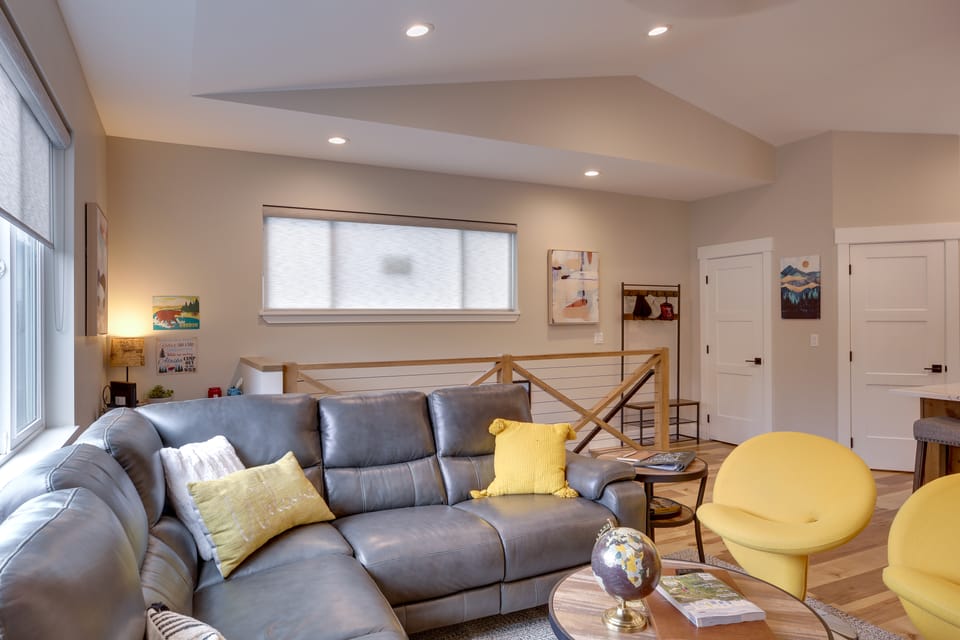 Anchorage Apartment w/ a View ~ 3 Mi to Airport Apartment in Anchorage