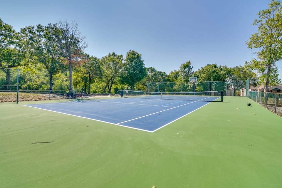 Near Silver Dollar City! Condo w/ Hot Tub & Lake Apartment in Indian Point