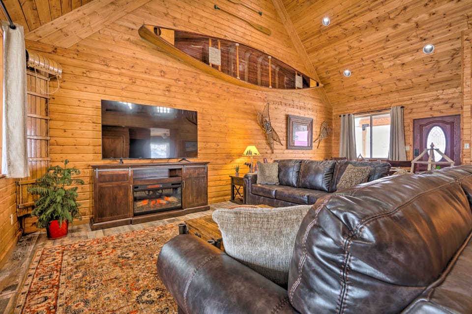 Pateros Home w/ Deck, 7 Mi to Alta Lake Park! House in Washington