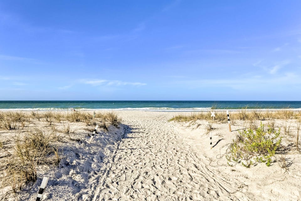 Walk to Ocean: Bradenton Beach Condo w/ Patio Apartment in Bradenton Beach