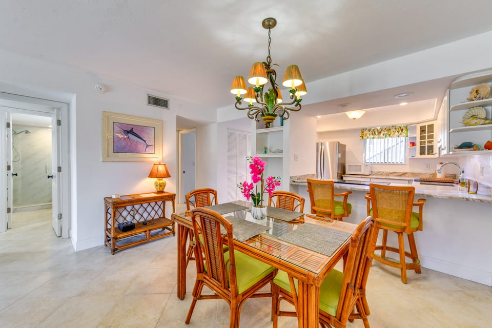 Walk to Ocean: Bradenton Beach Condo w/ Patio Apartment in Bradenton Beach
