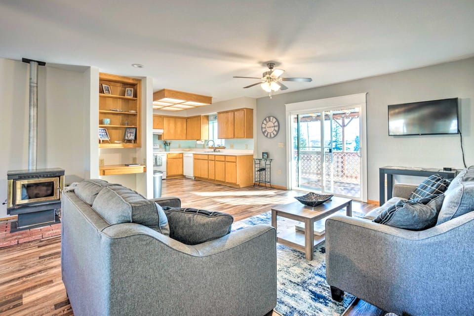 Fire Pit & Bay Views: North Bend Home! House in Coos Bay