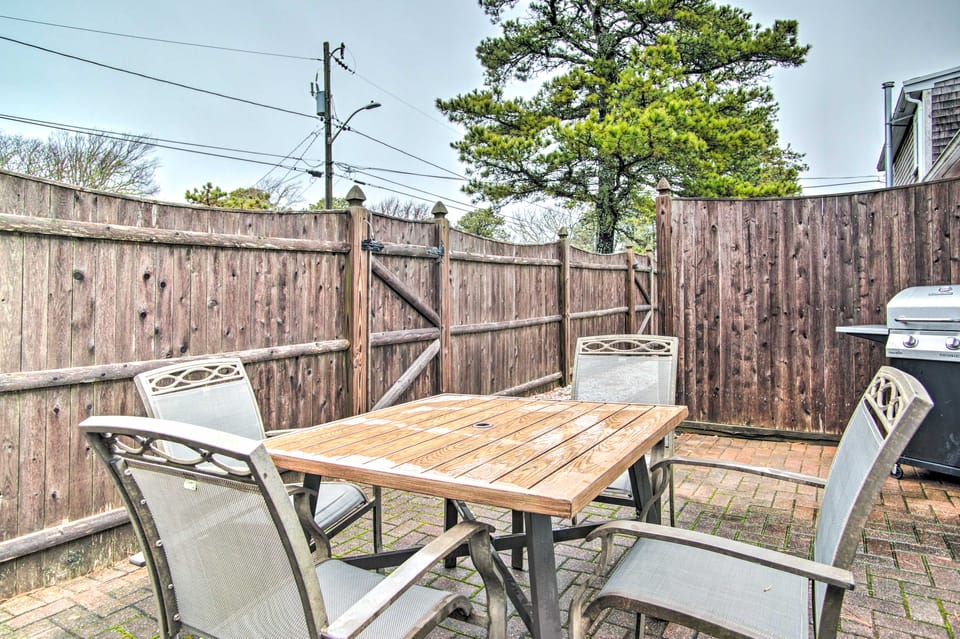 Walk to Beach: Bright & Cozy Cape Cod Studio! Apartment in Dennis Port