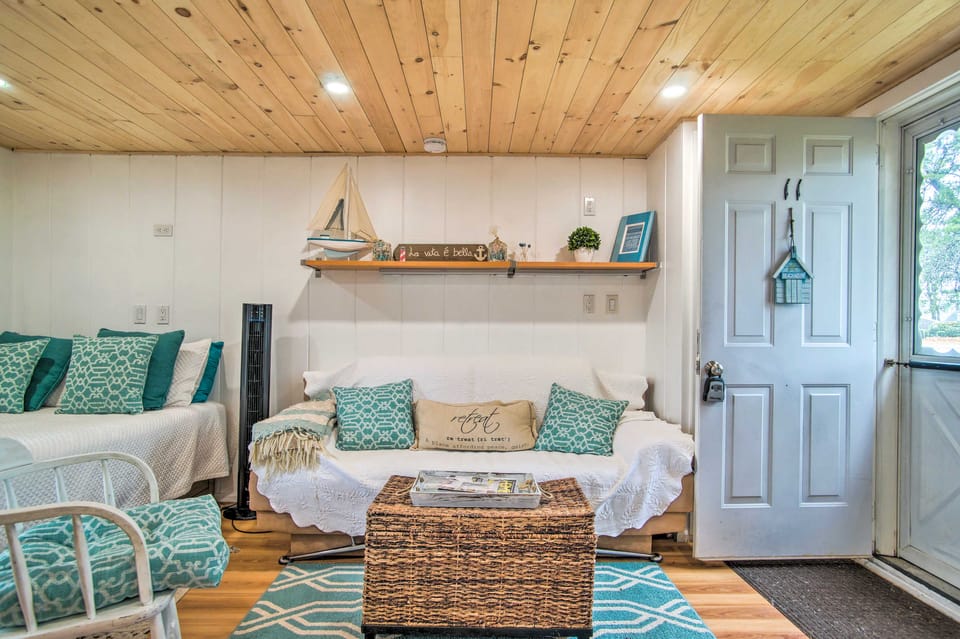 Walk to Beach: Bright & Cozy Cape Cod Studio! Apartment in Dennis Port