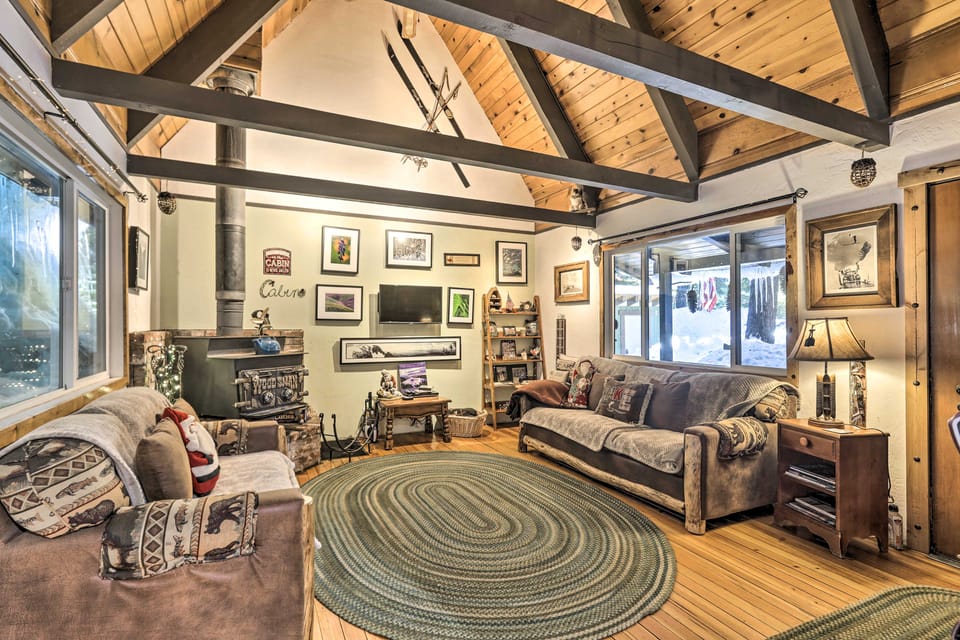 8 Mi to Heavenly Mtn Resort! Hot Tub Hideaway House in Sierra Nevada