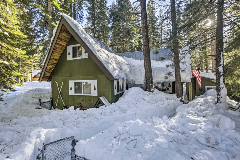 8 Mi to Heavenly Mtn Resort! Hot Tub Hideaway House in Sierra Nevada