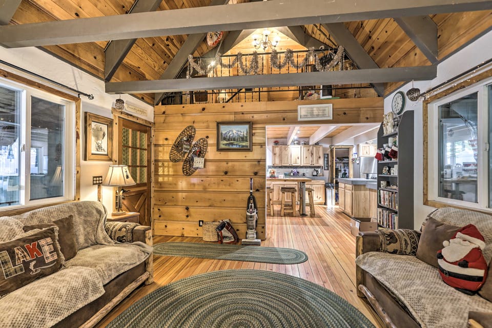8 Mi to Heavenly Mtn Resort! Hot Tub Hideaway House in Sierra Nevada