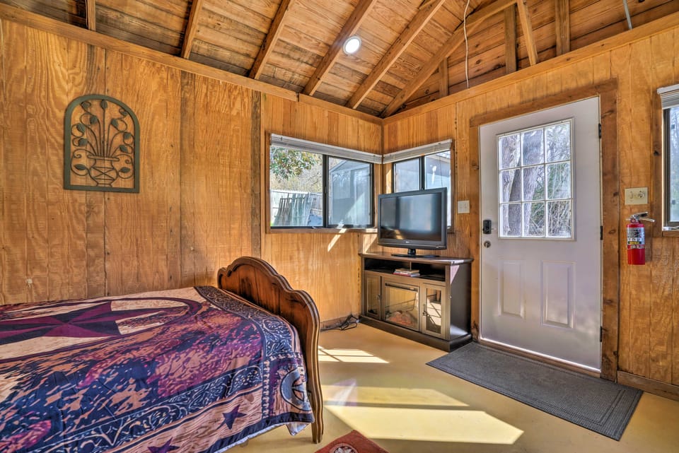 Laid-Back Vibe! Waterfront Lake Dunlap Studio Apartment in New Braunfels