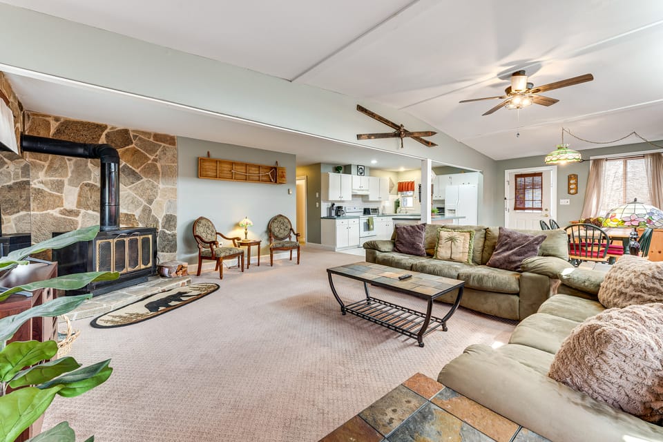 Fire Pit, Gas Grill: Pet-Friendly Blakeslee Home! House in Tunkhannock Township